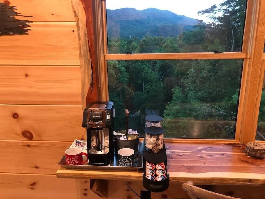 Вилла The Log Castle~Stunning Mountain Views~Hot Tub Севьервилл Экстерьер фото