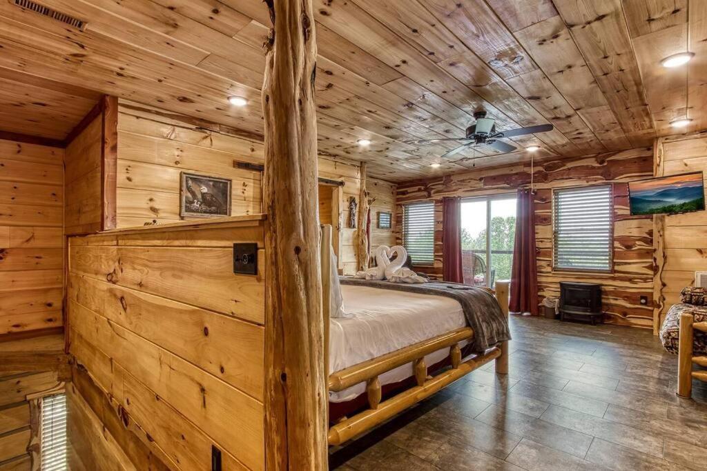 Вилла The Log Castle~Stunning Mountain Views~Hot Tub Севьервилл Экстерьер фото