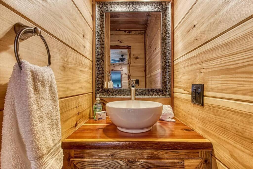 Вилла The Log Castle~Stunning Mountain Views~Hot Tub Севьервилл Экстерьер фото