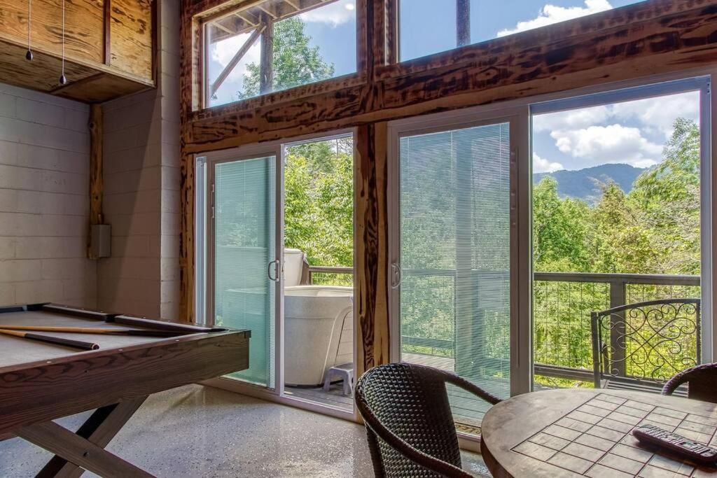 Вилла The Log Castle~Stunning Mountain Views~Hot Tub Севьервилл Экстерьер фото