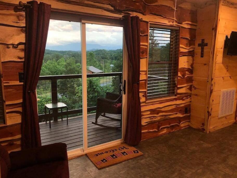 Вилла The Log Castle~Stunning Mountain Views~Hot Tub Севьервилл Экстерьер фото