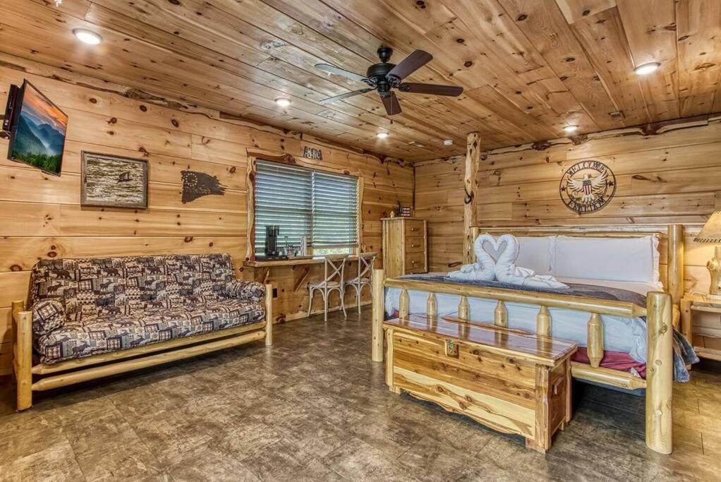 Вилла The Log Castle~Stunning Mountain Views~Hot Tub Севьервилл Экстерьер фото