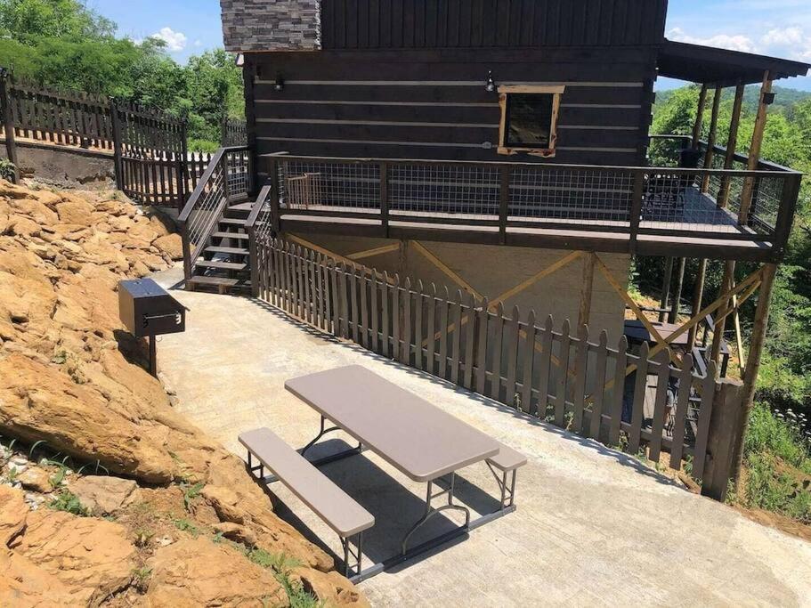 Вилла The Log Castle~Stunning Mountain Views~Hot Tub Севьервилл Экстерьер фото